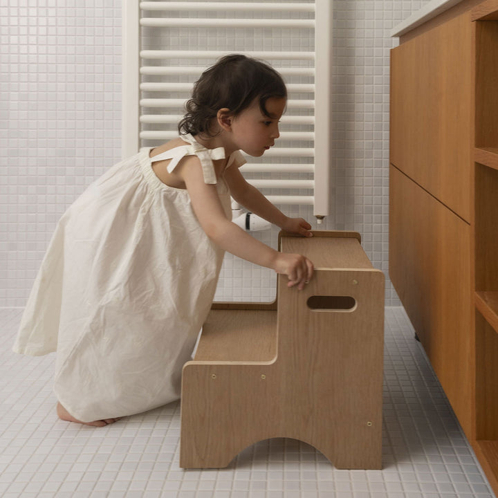 Mobilier educativ Montessori - treaptă din lemn natural tratat
