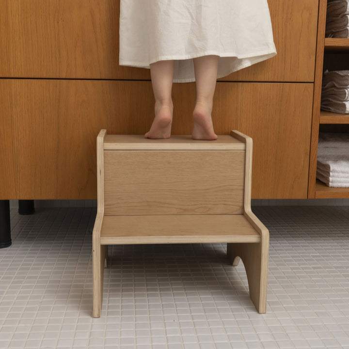Scăunel Montessori ergonomic din lemn pentru activități zilnice
